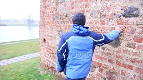 Muž turistické procházky po staré budovy — Stock video