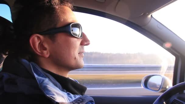 태양 안경에서 멋진 화창한 날에 여행 하는 멋진 자동차 드라이버 — 비디오