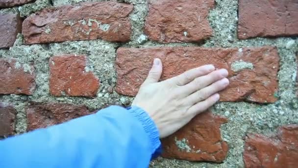 Main masculine touchant mur antique — Video