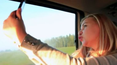 Komik kadın Selfie içinde araba Journy yapma