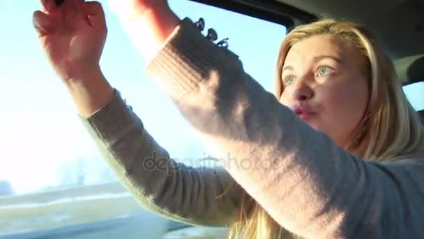 Mujer divertida haciendo selfie dentro del viaje en coche — Vídeo de stock