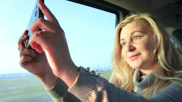 Donna divertente che fa selfie all'interno del viaggio in auto — Video Stock