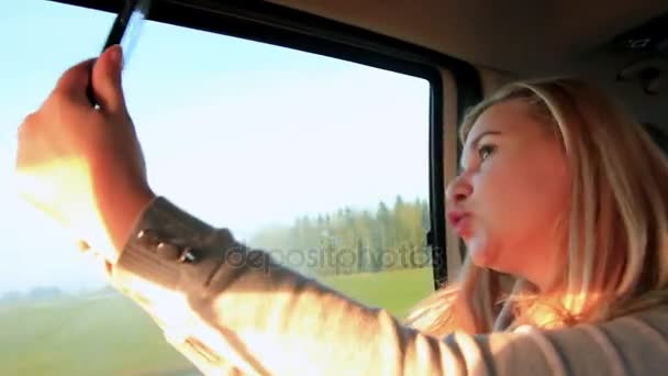 Mulher engraçada fazendo selfie dentro do carro Journy — Vídeo de Stock