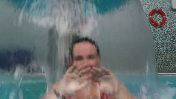 Wanita bersenang-senang di Bawah Air Terjun — Stok Video