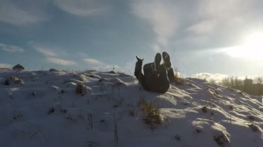 Ters takla atarak kar tepeden yapan erkek