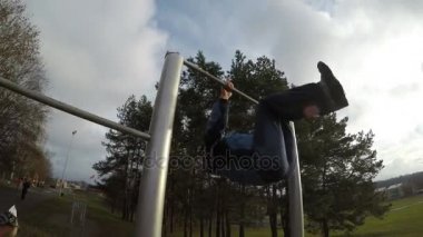 Yatay çubuk hile yapan atlet erkek