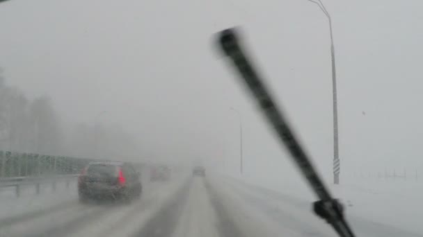 在暴风雪中开车的危险道路 — 图库视频影像