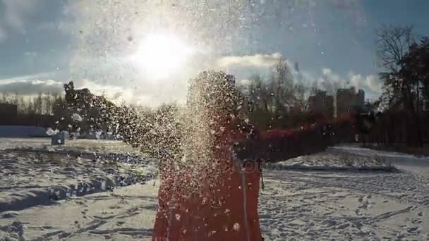 Donna gettando neve sole raggi inverno divertimento — Video Stock