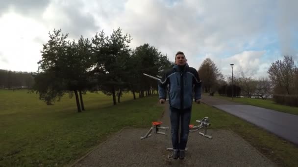Человек счастлив, завершив тренировку на свежем воздухе — стоковое видео
