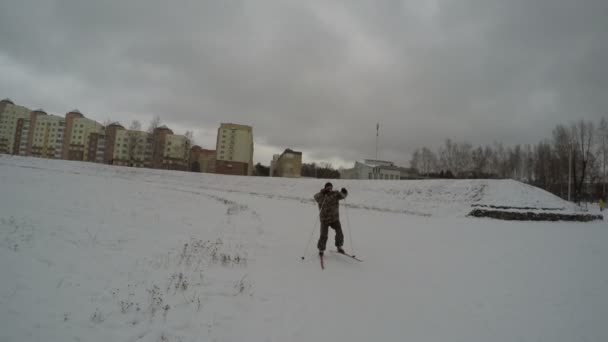 Atleta homem esqui neve inverno diversão — Vídeo de Stock