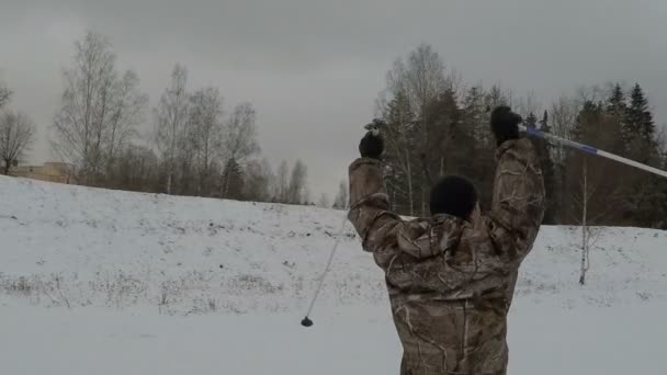 Спортсмен Людина катається на лижах Сніг Зимові розваги — стокове відео