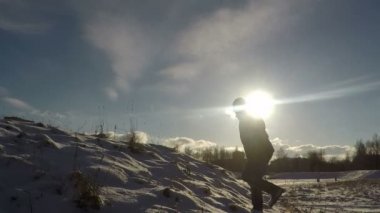 Adam tırmanma içine Hill kusmak Ellerinizi havaya kaldırın