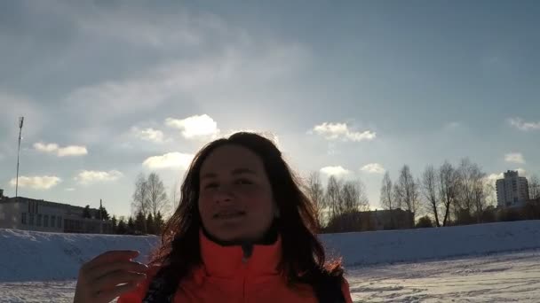 Hermosa mujer sacudiendo el cabello rayos de sol — Vídeos de Stock