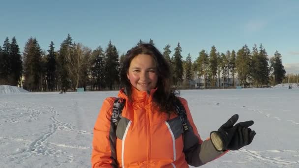 Mujer divirtiéndose lanzando bola de nieve — Vídeos de Stock