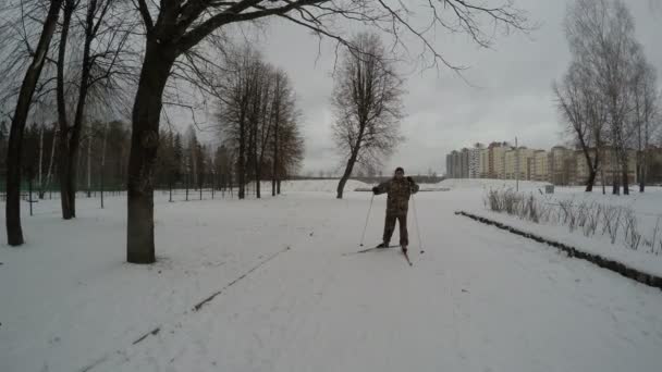 运动员男子滑雪雪的冬季娱乐活动 — 图库视频影像