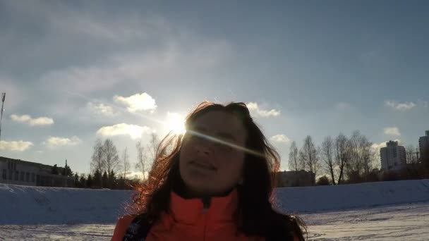 Προσωπογραφία γυναίκας με ακτίνες του ήλιου στο χειμερινό — Αρχείο Βίντεο