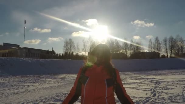 Mujer retrato de invierno mirando la cámara en el sol — Vídeo de stock