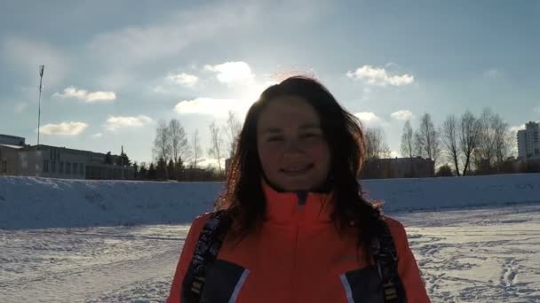 Vrouw lachend portret wintersport — Stockvideo