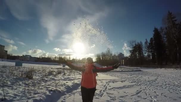 雪と笑顔を女性融解 — ストック動画