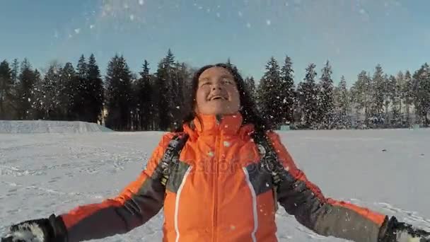 Γυναίκα Thowing χιόνι και Smiling — Αρχείο Βίντεο