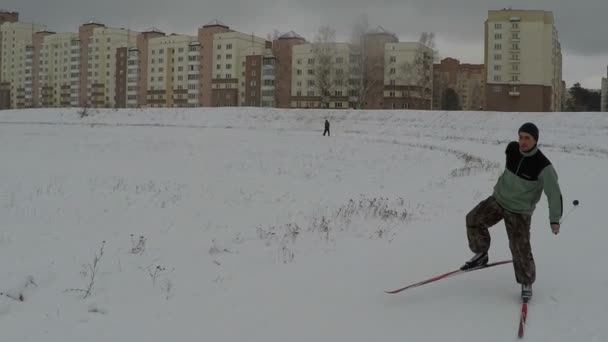 Atleta homem esqui neve inverno diversão — Vídeo de Stock