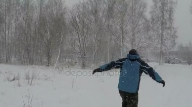 Mutlu adam kış kar yağışı sevinç için atlama
