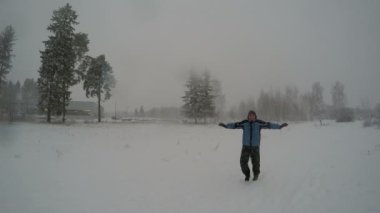 Ters takla atarak kış kar yağışı altında eğlenmek için yapan erkek