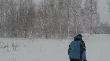 Adam kış kar yağışı sevinç için atlama