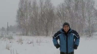 Adam kış kar yağışı sevinç için atlama