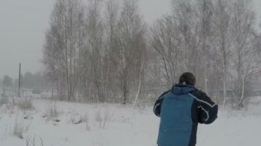 Adam kış kar yağışı sevinç için atlama