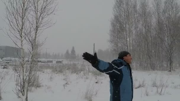 Ters takla atarak kış kar yağışı altında eğlenmek için yapan erkek — Stok video