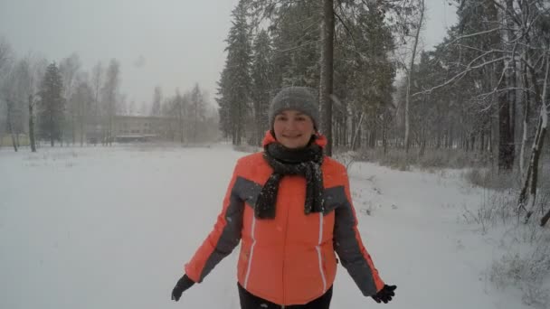 Γυναίκα χειμώνα πορτρέτο χαμογελώντας — Αρχείο Βίντεο