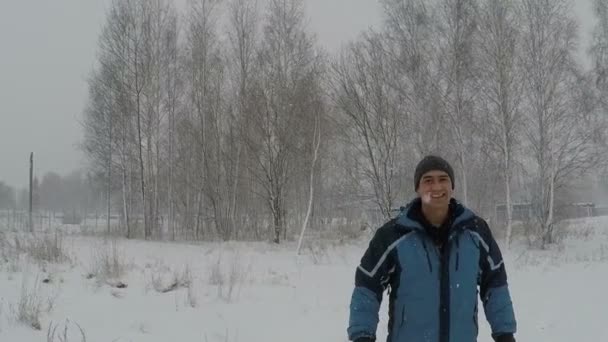Gülümseyen mutlu portre kar yağışı — Stok video
