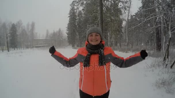 Mujer invierno retrato saltar feliz éxito — Vídeos de Stock