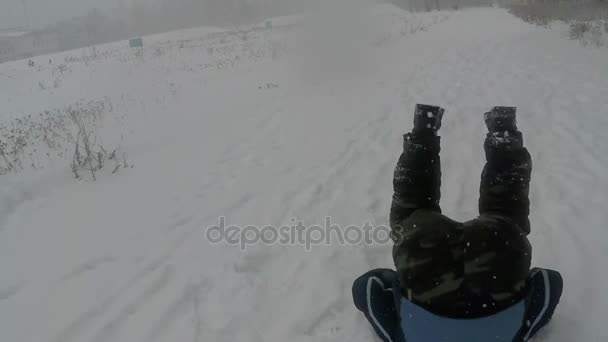 Ters takla atarak kış kar yağışı altında eğlenmek için yapan erkek — Stok video
