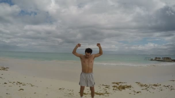 Loco hombre feliz bailando en la playa — Vídeos de Stock