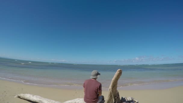 Meditatie Man zit alleen in de buurt van Ocean — Stockvideo