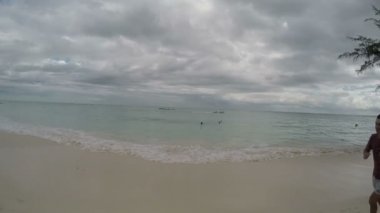 Sportif adam kumsalda çalıştıran