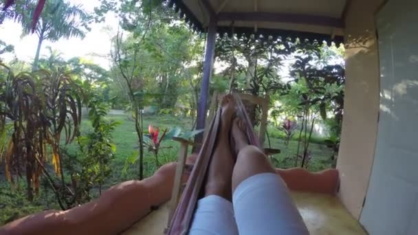 Perempuan Bersantai di Hammock di Green Garden — Stok Video