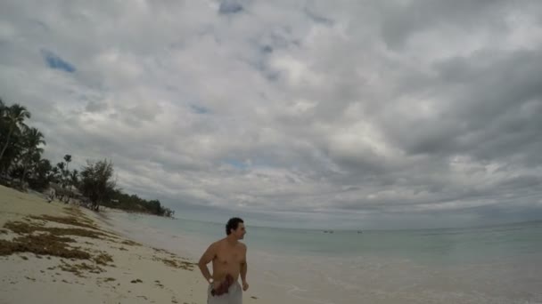 Спортивный человек бегает по пляжу — стоковое видео