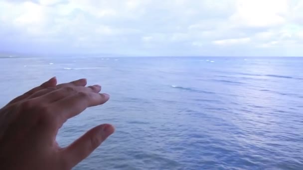 Kvinnlig Hand röra vattnet i havet utsikt — Stockvideo