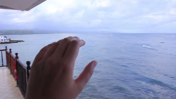 女性的手抚摸着大海和天空热带海滩 — 图库视频影像