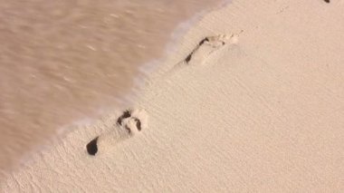 İnsan Foosteps kuma temizlemekten dalga okyanus