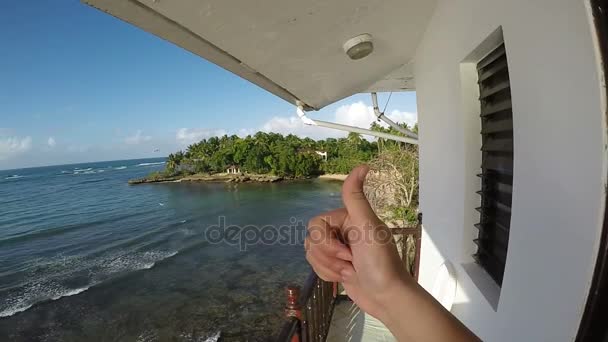 在美丽热带海面背景竖起大拇指 — 图库视频影像