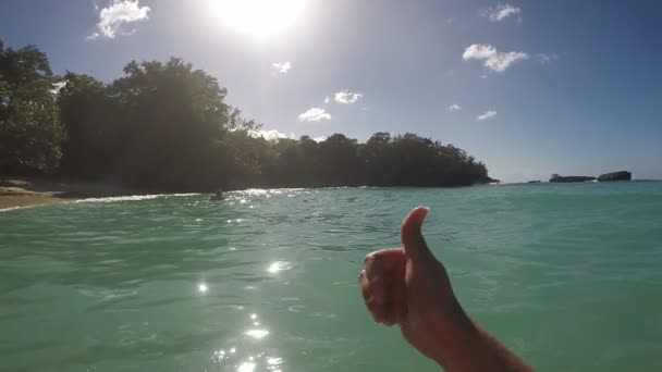 Duimschroef opwaarts Over mooie tropische zee achtergrond — Stockvideo