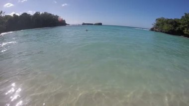 Güneş ışınları su üzerinde yanıp sönen