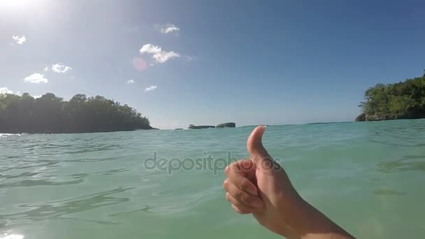 Mostrando Pollici su oltre bella spiaggia tropicale — Video Stock