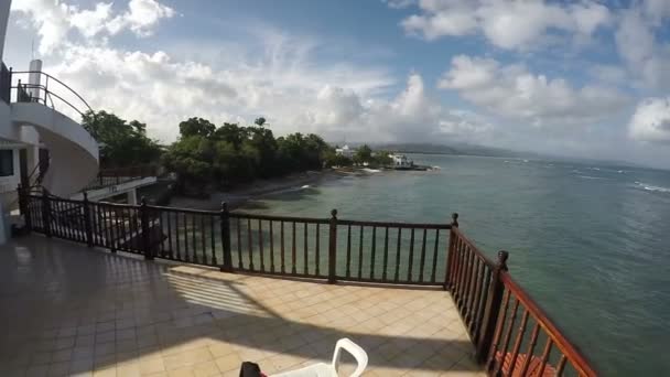 Uitzicht op zee vanaf het balkon van het Hotel — Stockvideo