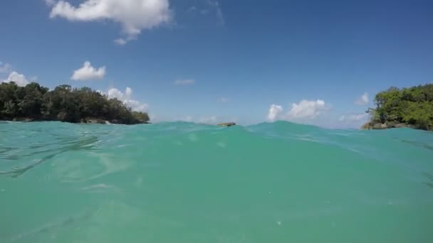 Homme nageant dans une eau turquoise 