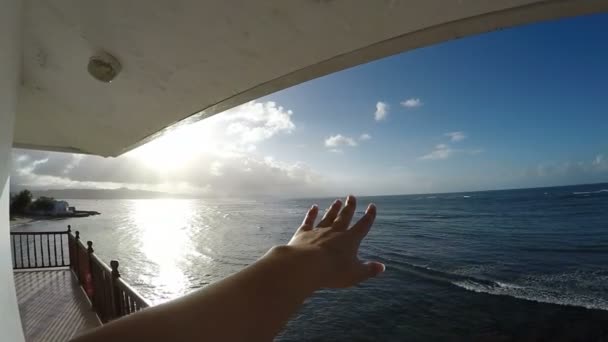 Niedliche weibliche Hand, die das Meer vom Balkon aus berührt — Stockvideo